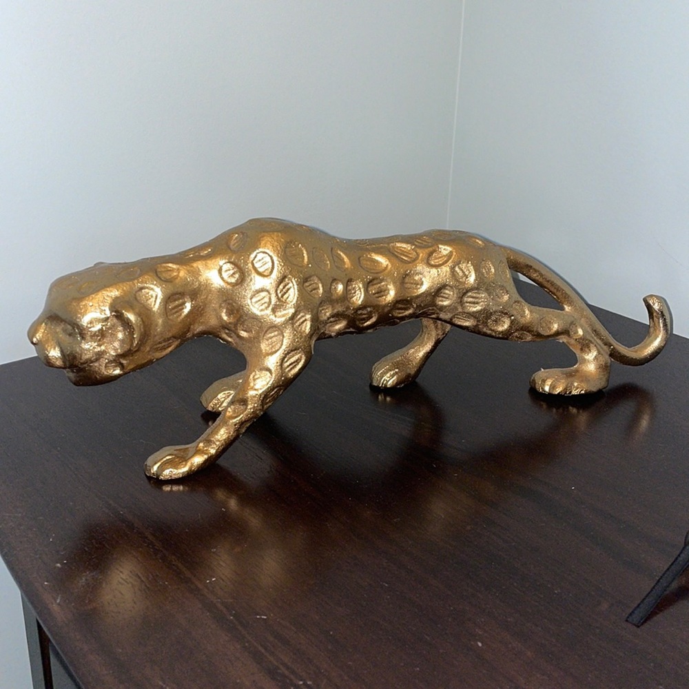 Good Leopard statue - great for a coffee table